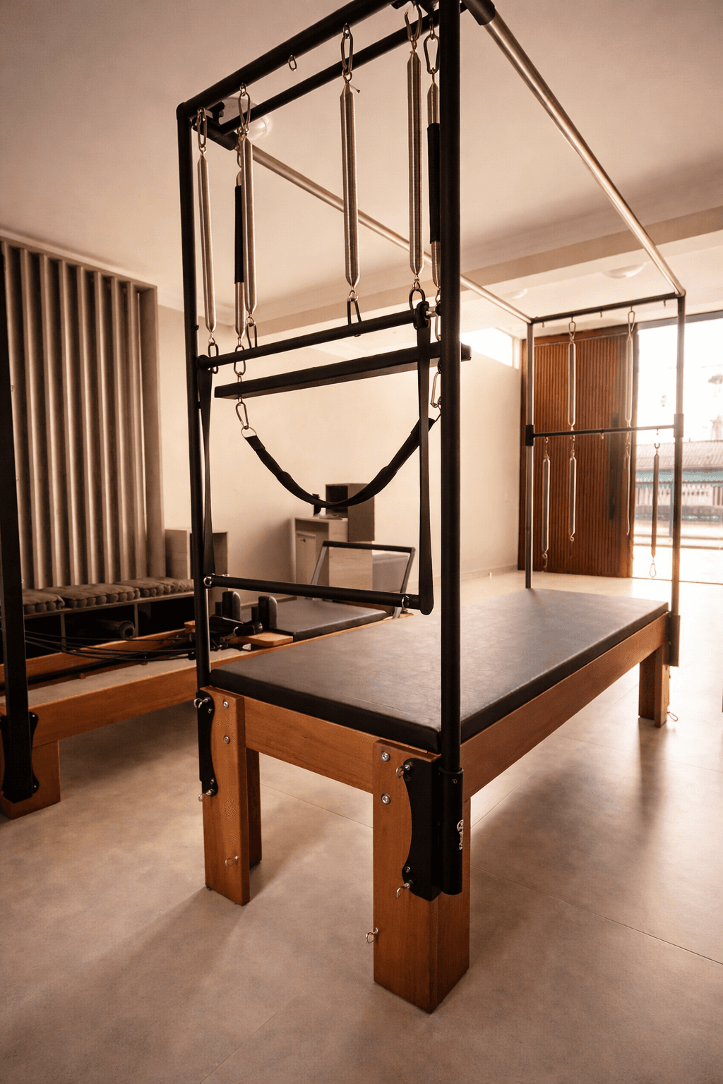 Equipamentos de pilates no estúdio Custel
